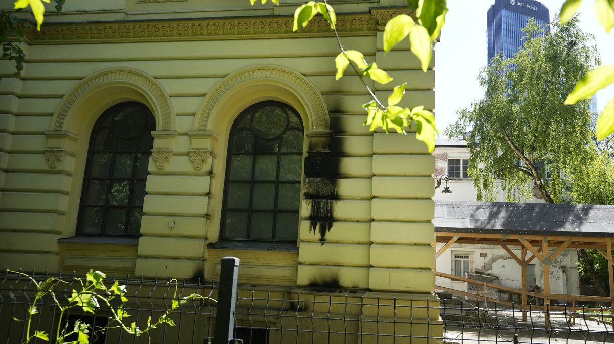 Synagogu ve Varšavě zasáhly tři Molotovovy koktejly